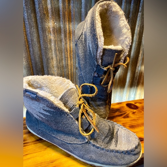 MINNETONKA TORREY LACEUP BOOTIES - Picture 6 of 11